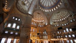 天井、ステンドグラス、照明が素敵！