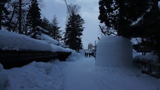 長い塀をめぐらすお屋敷があったり