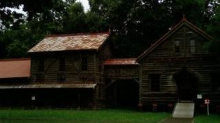 赤い屋根の木造農場♪