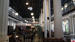 ローマ風の柱が天井に向かって、美しく伸びていて壮観