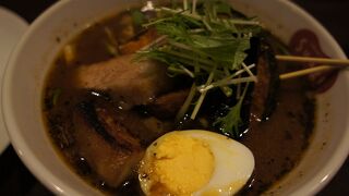 スープのコクの奥深さに串で素揚げした野菜がアクセントになって、素晴らしい味わい