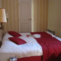 バスルームは奥の扉なので一人は便利一人は不便