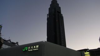 中央線と山手線の乗換駅。地下鉄もあり。新宿駅にも近い。