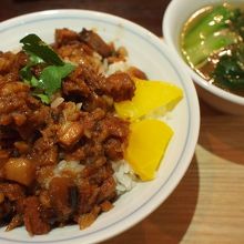 魯肉飯。お得なタンツーメンとのセットもあり。