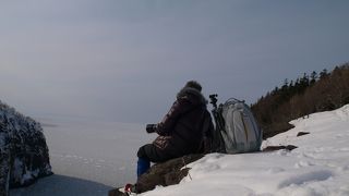 厳冬期、凍った滝と流氷を上から同時に眺めるのが最高！