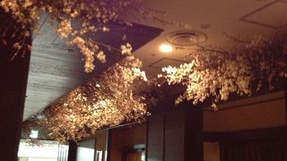 駅地下のシックなたたずまいの食堂街