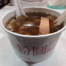 粉圓＋蓮子＋大紅豆＋芋圓（冷）　６０元（約180円）