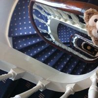 階段エリアには、オペラやバレエの写真が飾ってておしゃれ