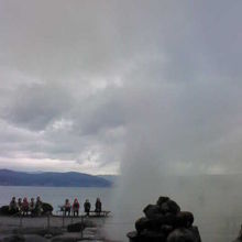 間近で見るとすごい湯煙です。