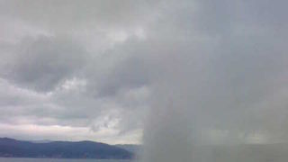 湖をバックに吹き上がる迫力の熱水と湯煙