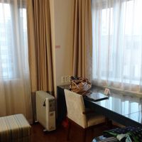 コーナースイートの部屋です。ベッドの向かいにテレビなどあり。