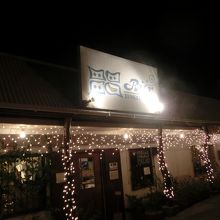 夜は暗いので看板を目印に