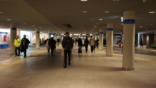 広々とすっきりした空間は歩いているだけでも楽しくなります