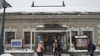 オルゴール海鳴楼本店は、明治26年に建てられた旧第百十三銀行小樽支店