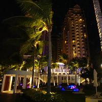 プライベートビーチからホテルの外観