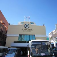 出発まぎわのホテル玄関前