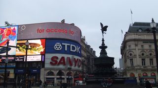 渋谷で言ったらハチ公です。市民の集いの場。