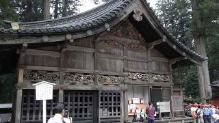 壁に三猿があることで有名です。