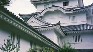 現在の城の地下に大規模な城の遺構が残されていると言われています