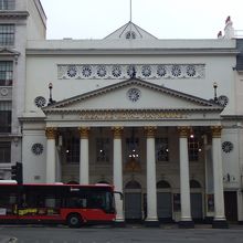 近くにはピカデリーサーカスや劇場など。ロンドンでも中心部。