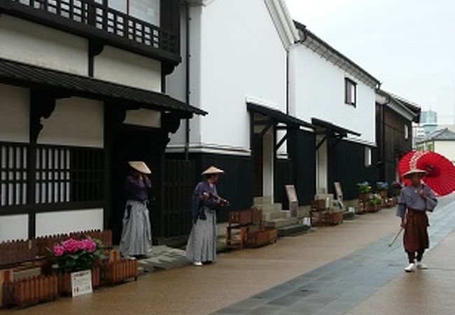 役者ではありません。従業員さん達です。