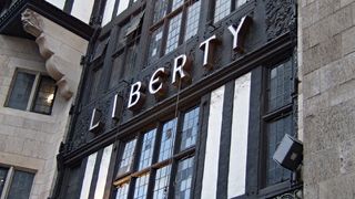 建物に満足して、リバティプリントの布地のある階まで辿りつけなかった！(苦笑)