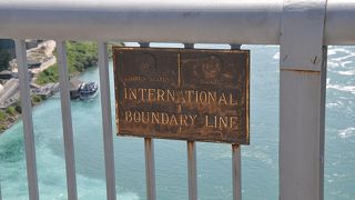 ナイアガラの滝を正面から眺められる。両端で入国審査有