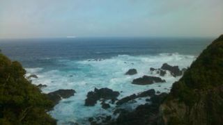 荒々しい岩と海