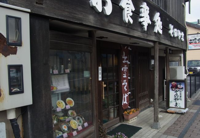 駅前にあるおそばやさんです