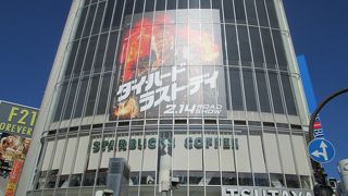 交差点から見える大型スクリーン