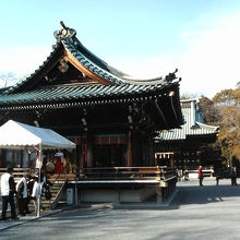 お祓い等を行う舞殿です。