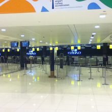 アブダビ空港、エティハド航空チェックインカウンター。