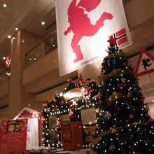 クリスマスシーズン♪時間までこんな飾り付けのロビーで待ちます