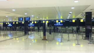 アブダビ空港での空港泊。