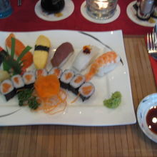 ６個のにぎりとサーモンの細巻き、ランチにはお手ごろでした。