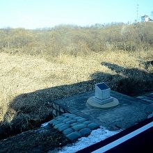 事件のきっかけとなったポプラ並木が切り倒された跡に残る記念碑