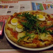 適当に入ったお店のピザ。大きいだけがポイント。大味。