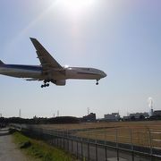 飛行中の飛行機を日本で最も近く見れるところです。
