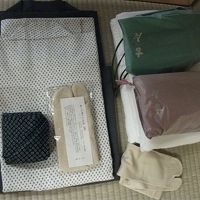 浴衣と帯と足袋。巾着袋の中にはお風呂で必要なものが入ってます
