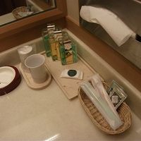 部屋の洗面所は広く、ここにも歯ブラシや石鹸。ペーパータオルは