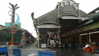 士林夜市の一角にある士林市場。両者を混同しないように注意。