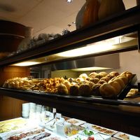 朝食は私たちは別料金でしたが充実してました。