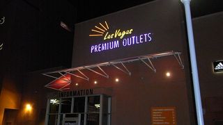 夜は比較的早く閉まります。