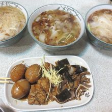 この辺りの店で食べられる（板條・米粉・昆布・卵などの小菜）
