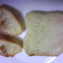 バケットをスライスしたもの&おまけでくれた練乳パン