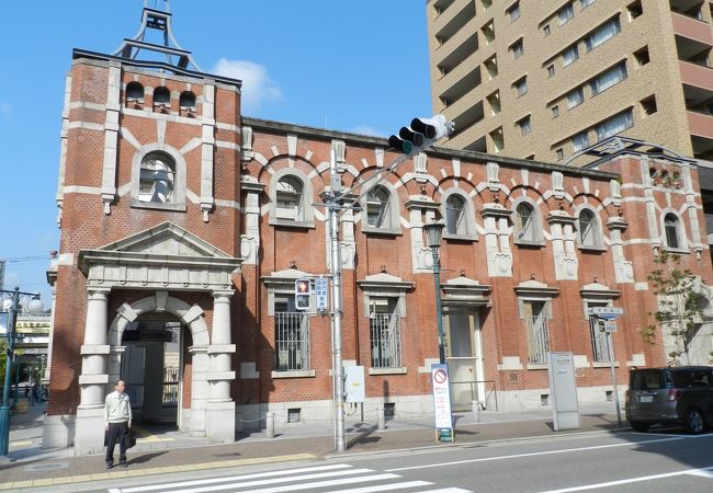 地上に上がると駅舎は近代建築です！