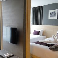 テレビの裏にテレビ、エアコンの裏にエアコンがあります。