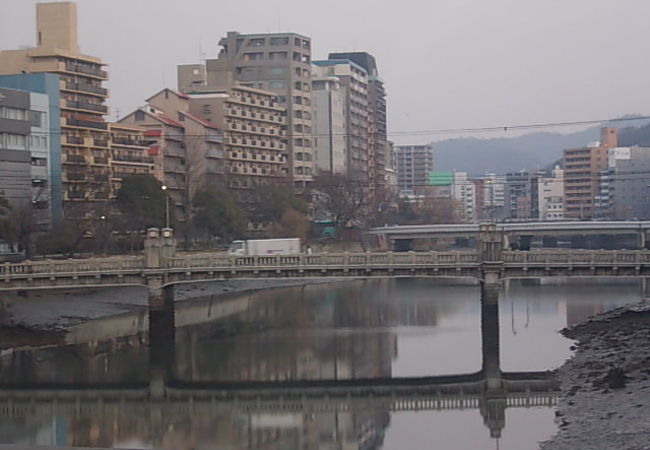 川の景観を楽しめる駅です