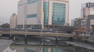 広島駅のすぐ傍にある歴史ある橋です