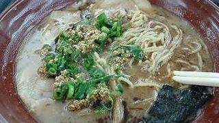 チャイナタウンのフードコートでラーメン 